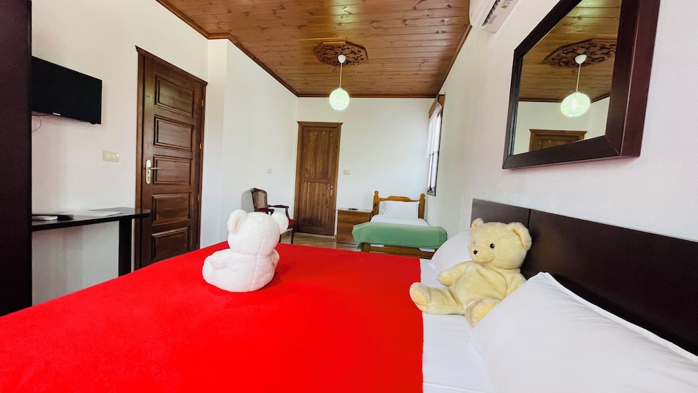 Denis - Private Rooms Guesthouse Gjirokastra