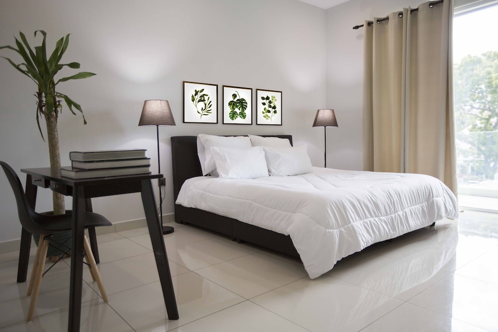 56 Residence photo 4