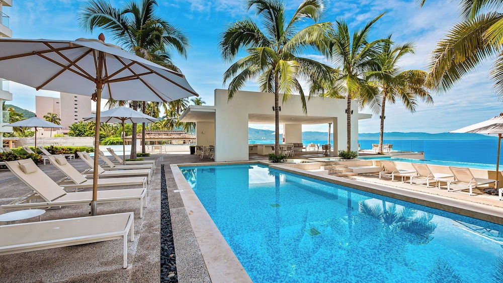Stunning Beachfront Condo - Sea Views
