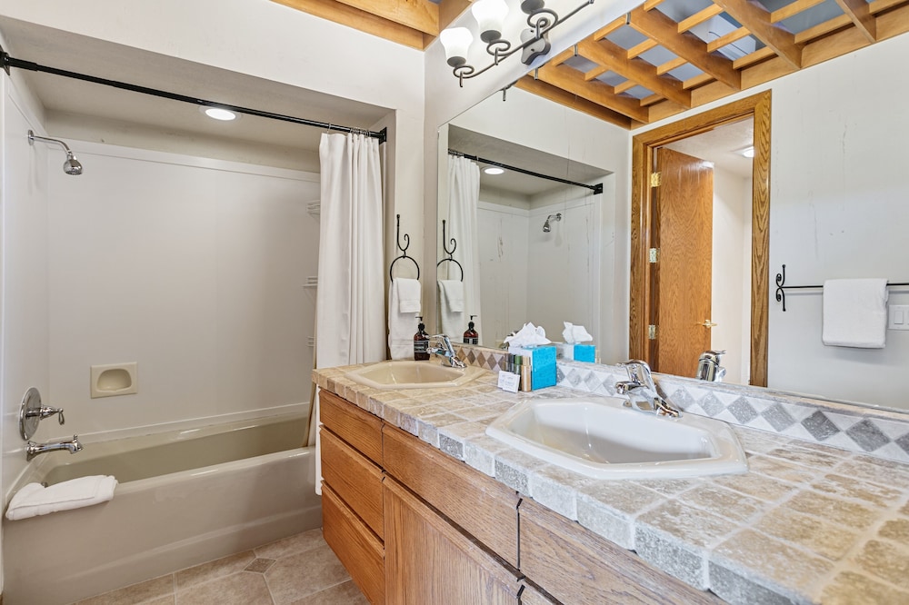 1207 - Four Bedroom with Spa Pinnacle 4 Condo