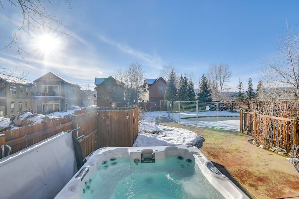 4 Mi to Granby Ranch: Cabin w/ Hot Tub Access!