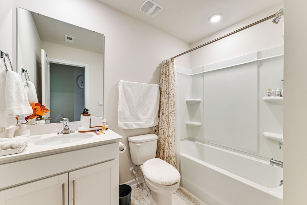 7 Mi to Uptown - Pet-friendly 2-story Townhome!