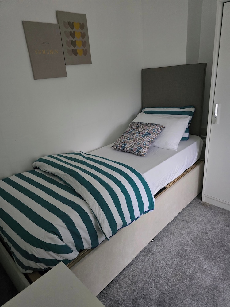 3 Bed House - Sleeps 5 - Pets - Garden - Parking