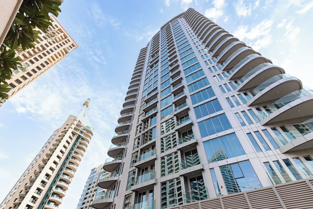 SIMPLY COMFORT  Bright Apartments Steps from Marina Walk