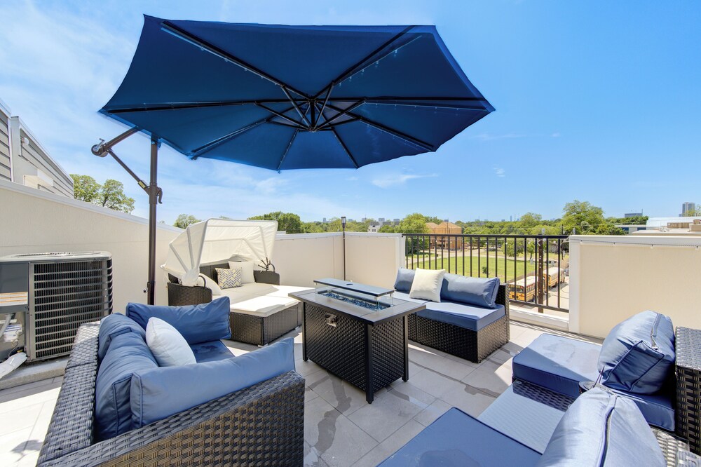 Modern Cozy Home with King Bed view 4