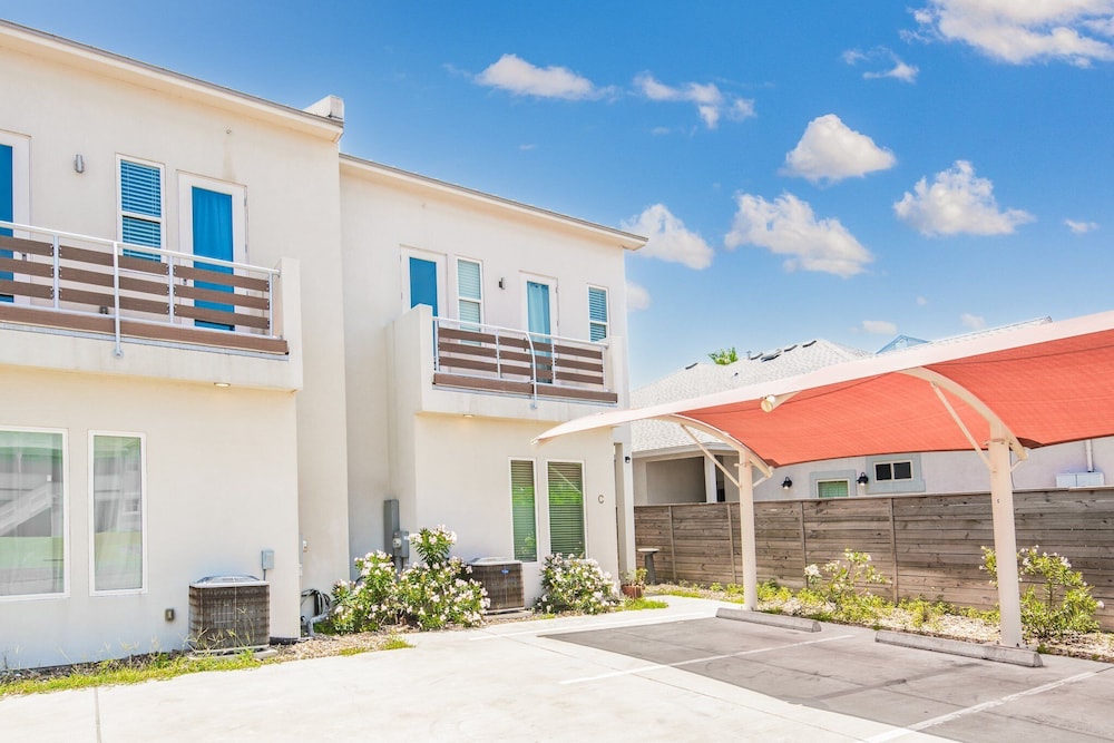 Waterfront Condo With Rooftop + Pool + Boat Slips
