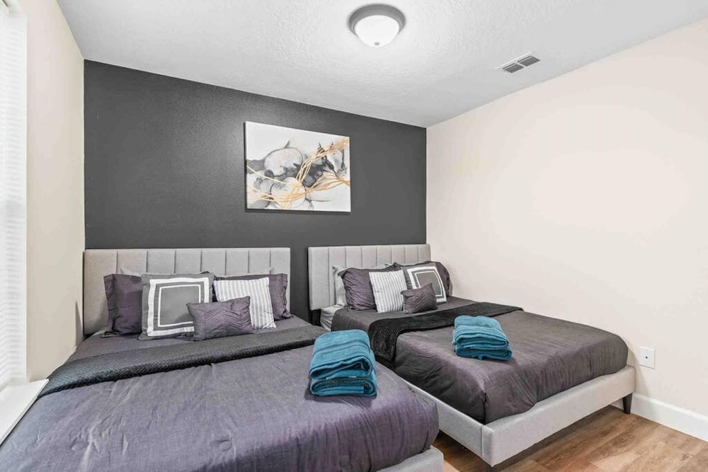 Super Epic- Sleeps 32 TWO Separate Townhomes