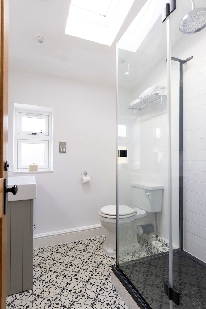 Charming Seaside Cottage - 5-min Walk to Beach