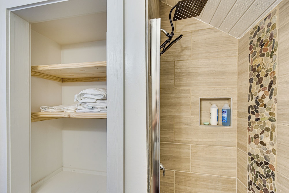Newly Renovated: Pet-friendly Sapphire Retreat!