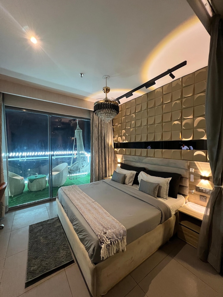 41 Floor River View - TheRoomeraStay