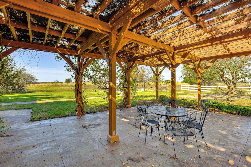 30 Mi to Fort Worth: Rural Retreat w/ Patio!