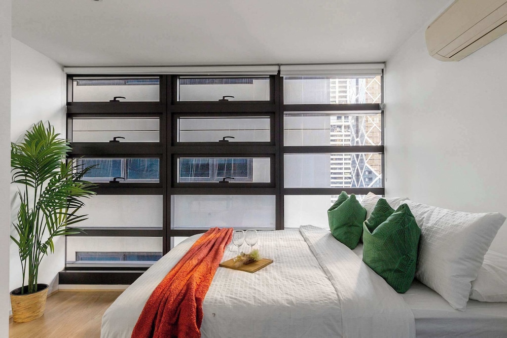 2BR Apt Next to Melbourne Central With City Views