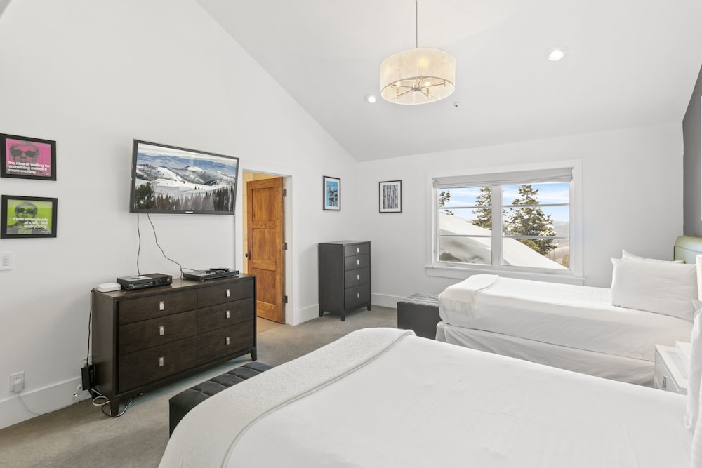 6977 Silver Lake Drive - 5 Bedroom Private Home with Hot Tub 5 Home