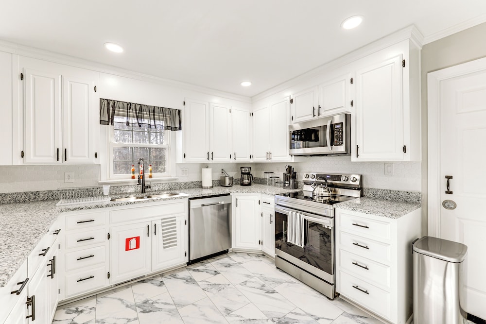 Family Friendly: Chic Retreat in Rocky Mount!
