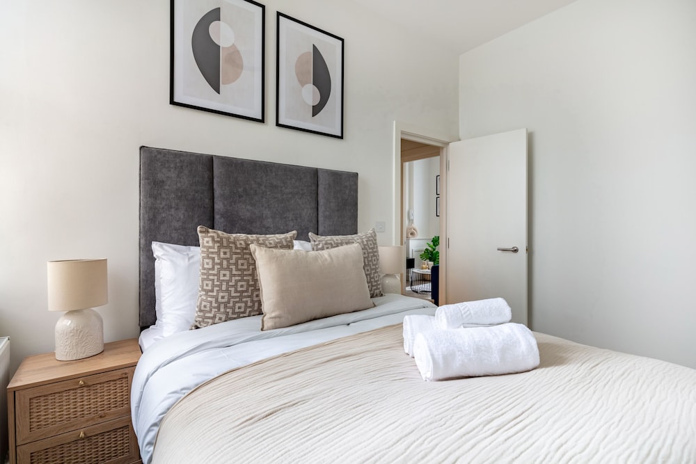 Modern 1BR Downtown Stay