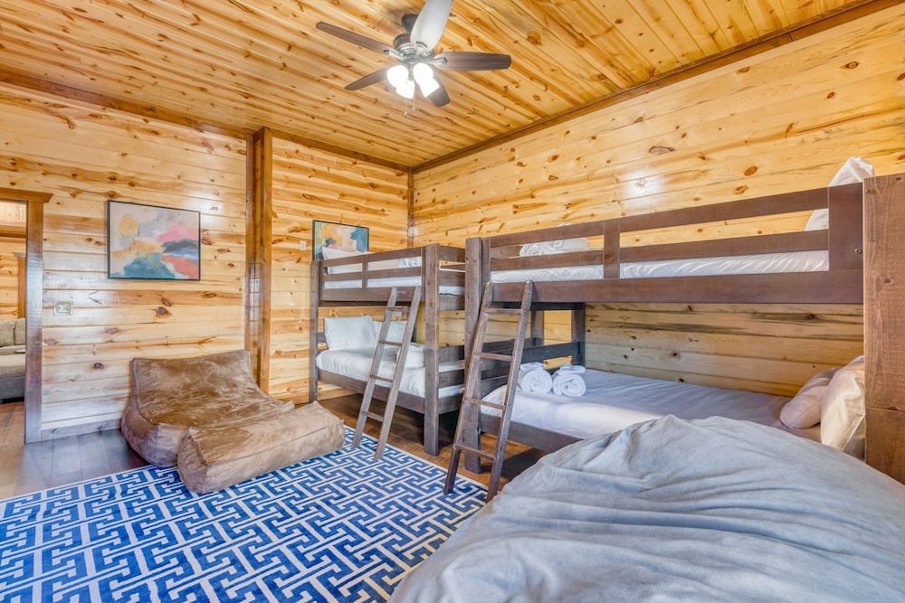 Smokey s Paradise by Avantstay Sleeps 22 Pool