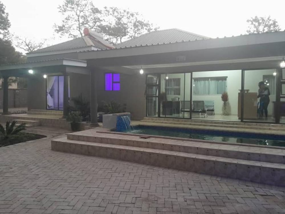 Modernly Furnished Standard Room With Queen bed - 2220 view 5