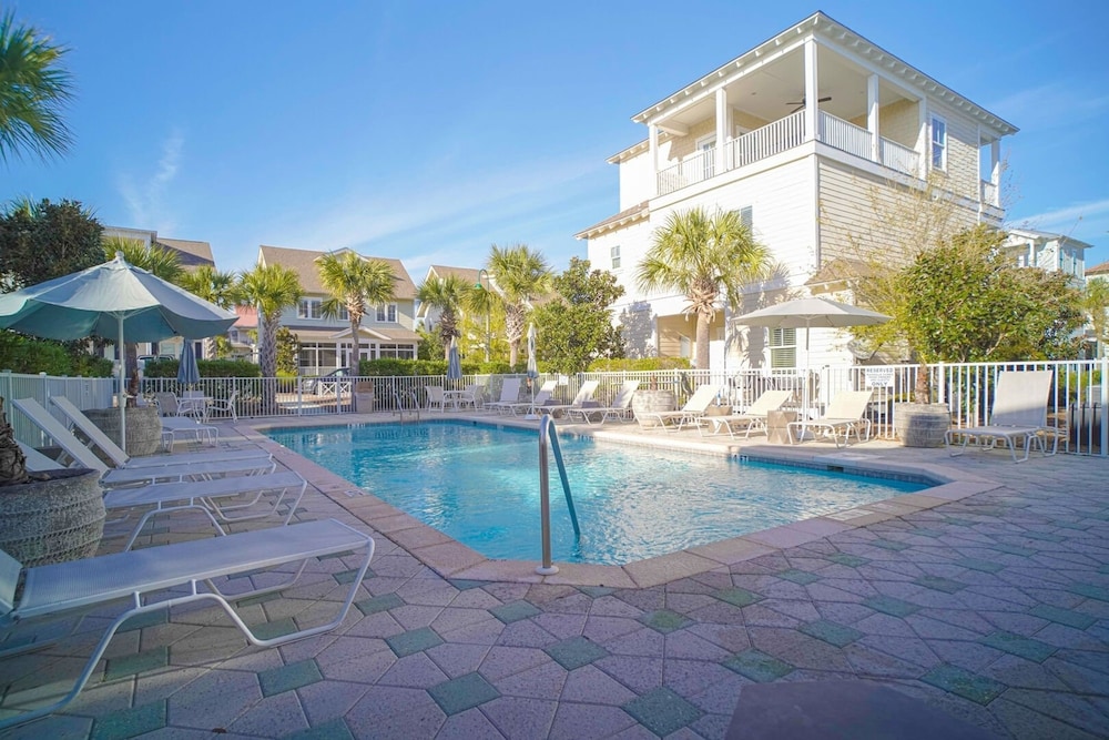 Sandy Smiles by Avantstay Seagrove Walk to Beach Pool