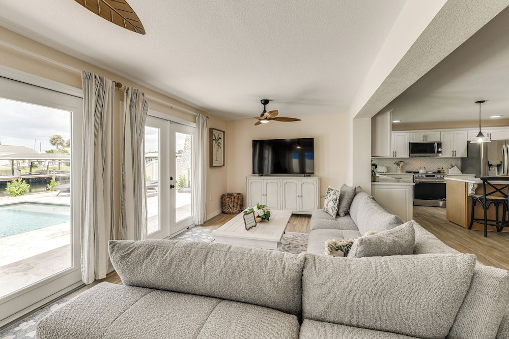 Private Pool w/ Canal Views: Apollo Beach Getaway