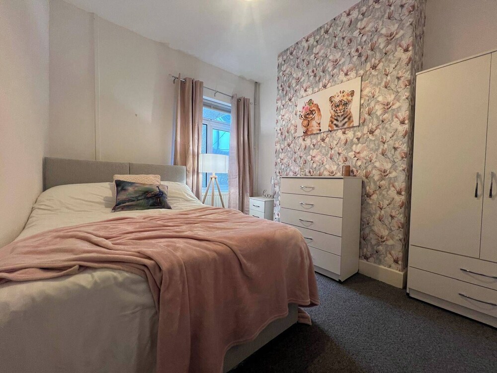 Lena St - 3 Bedroom House - Sleeps 6 - Wifi