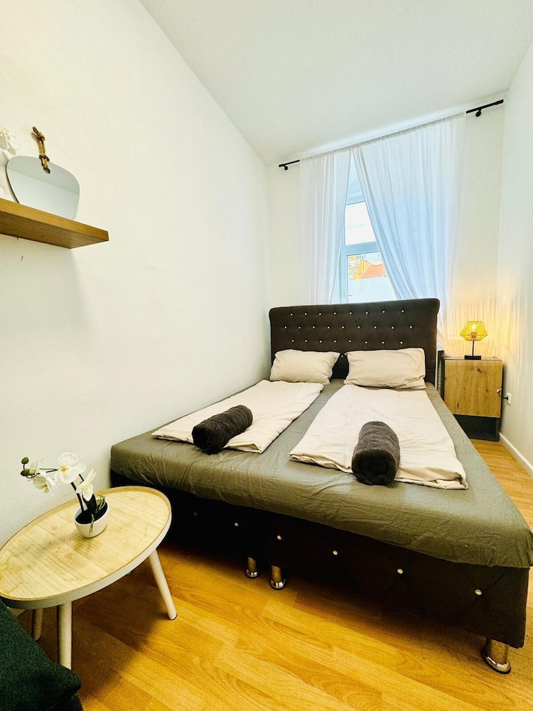 10BR Apt for Groups 8Min to Rathausplatz
