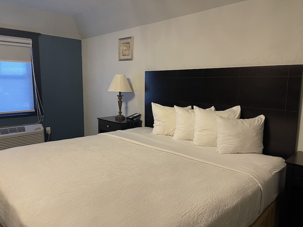 Bloomington Vacations - The Chateau Hotel and Conference Center - Property Image 95