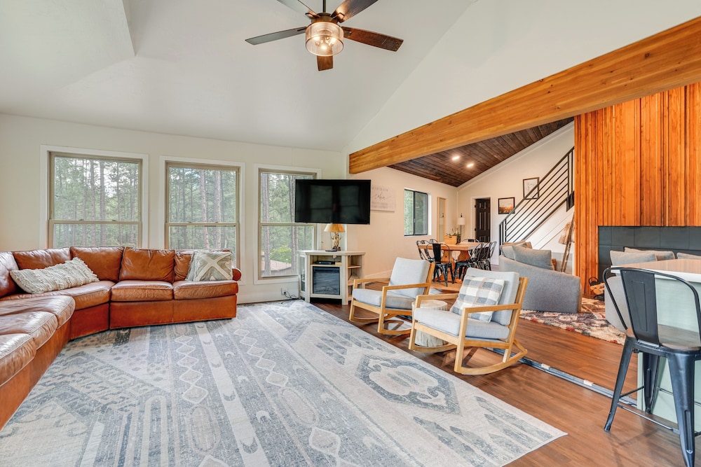 Mid-mod Mountain Cabin Near Thumb Butte Trails!