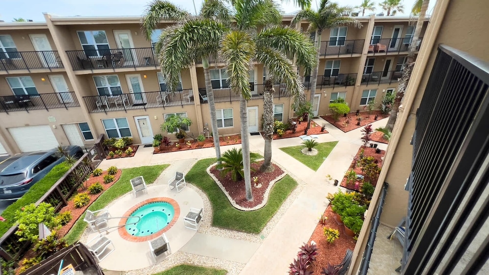 Cozy Family Retreat Steps To Beach Pool / Hot 2 Bedroom Apts