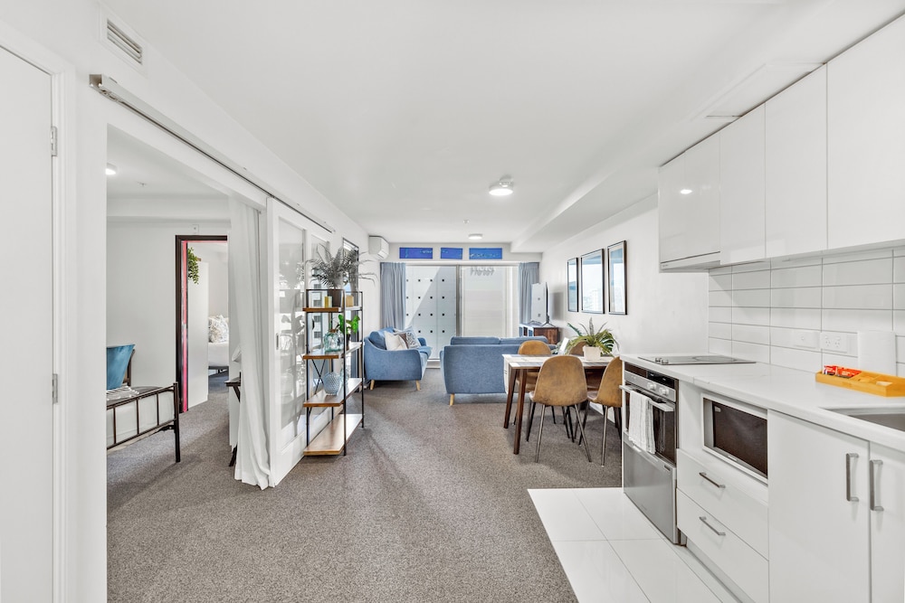 2BR Apt with Parking in Prime Spot Zodiak Stays