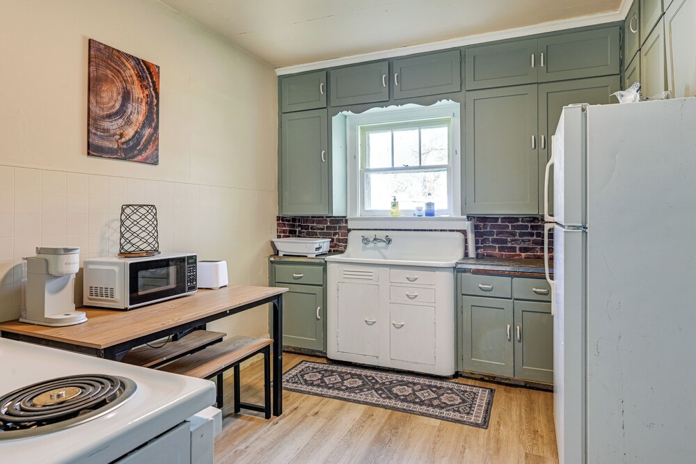 3 Mi to Dtwn Saginaw: Cozy Family Home w/ Yard!