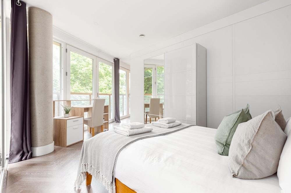 Luminous 2 Bed Balcony Flat in Islington