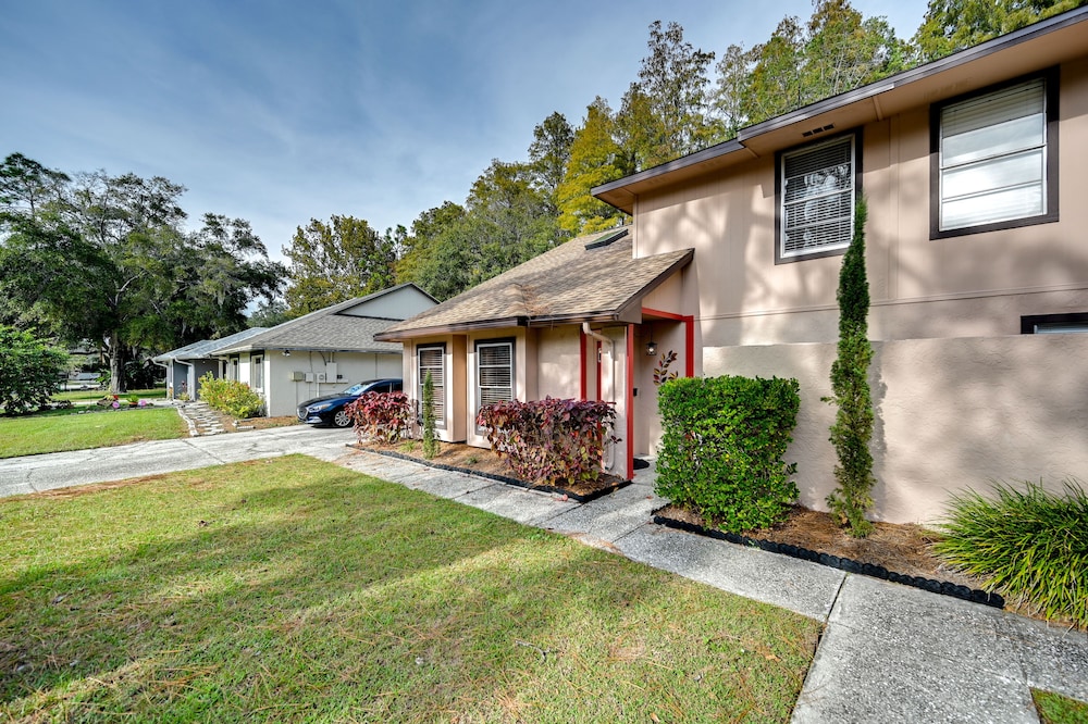 Tampa Townhome w/ Lake Access & Workspace!