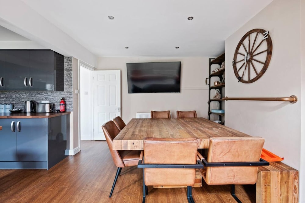 Stunning 5 Bed House in Leeds Contractors Welcome view 2