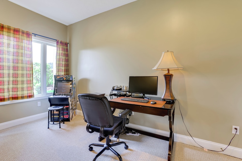 < Half-mi to Lake: Townhome w/ Hot Tub in Mchenry!