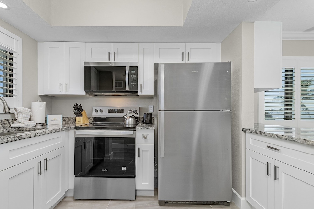 Seaside 101: Oceanview 2br/2ba Condo With Pool, Steps To Beach 2 Bedroom Condo