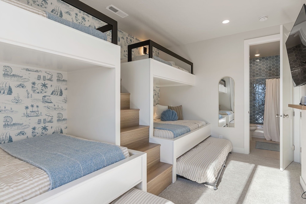 Sandy Cheeks 6 Bedroom Townhouse