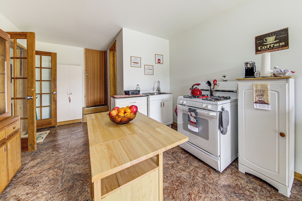 9 Acres, Pick Your Own Apples: Cabin in Arlington!