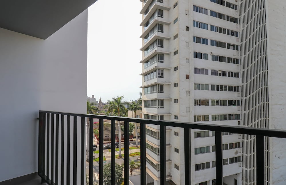 w Grandiose 1BR w Great Balcony in San Isidro