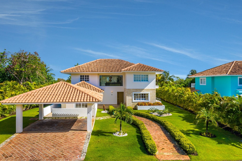 Beautiful 5-BDR 2 levels villa for rent