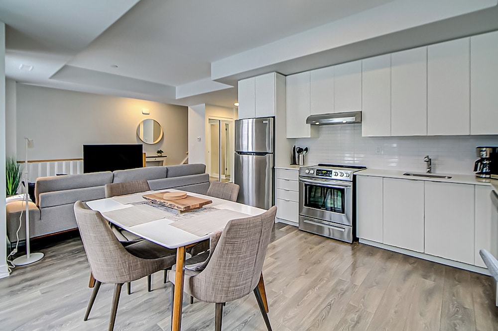 Modern 3BR Retreat Near Yorkdale Mall
