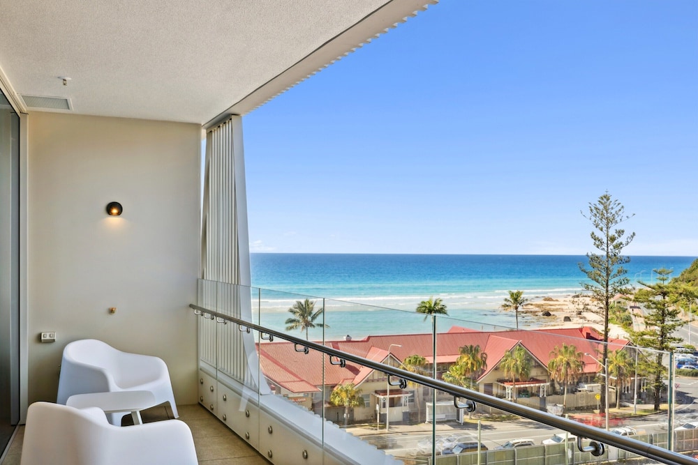 Beachfront 1-bed Flat With Pool & Gym Access