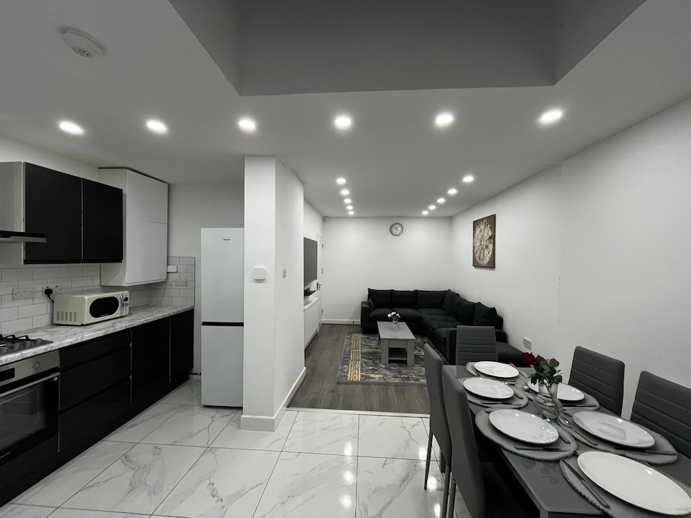 Spacious 4 Bed Home - Sleeps 7, Garden & Parking