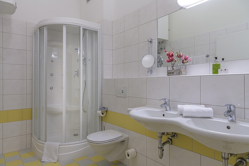 Beautiful Apartment in Viehhofen With hot tub