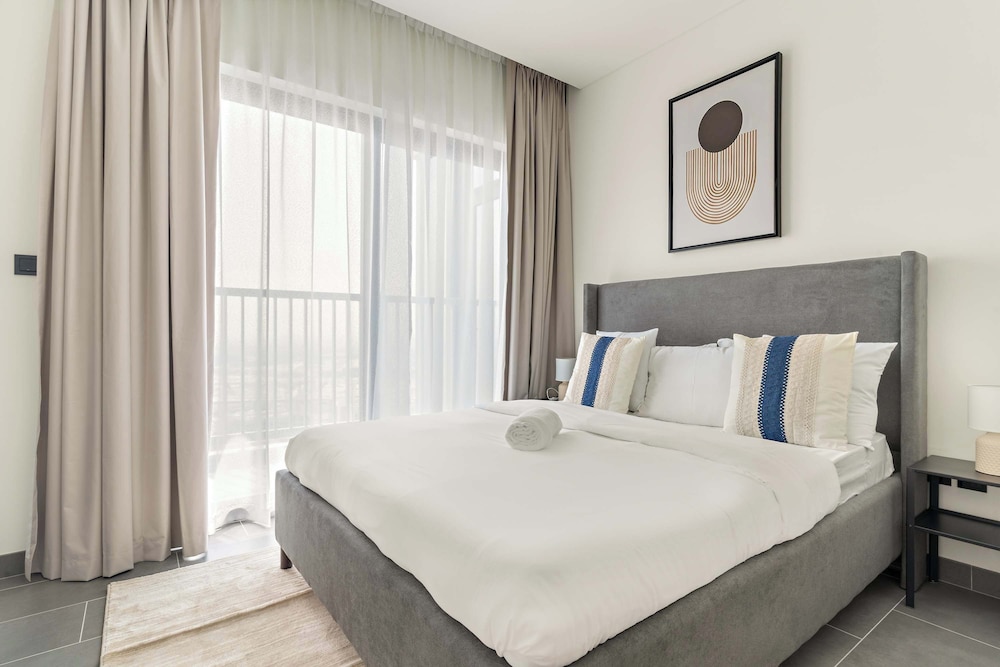 Spacious 2BR in The Crest With Pool and gym
