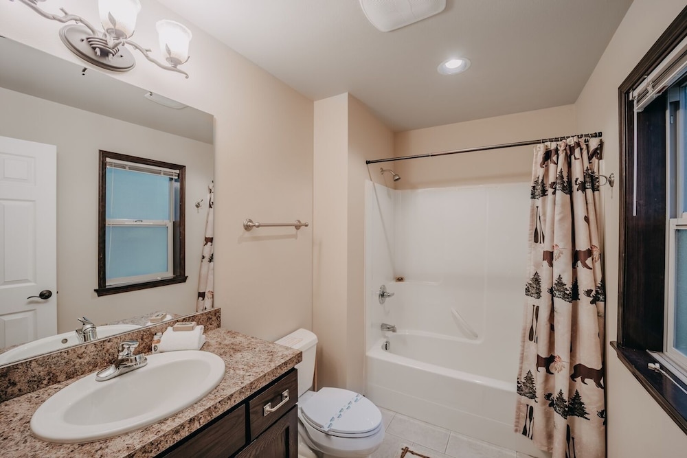89gs - Hot Tub - Pets Ok - Wifi - Sleeps 4 1 Bedroom Home by RedAwning