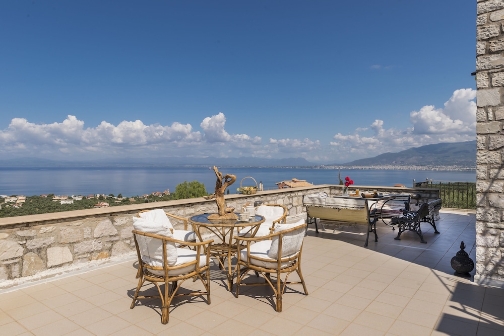 Majestic Chateau - Spectacular Seascapes & Pool