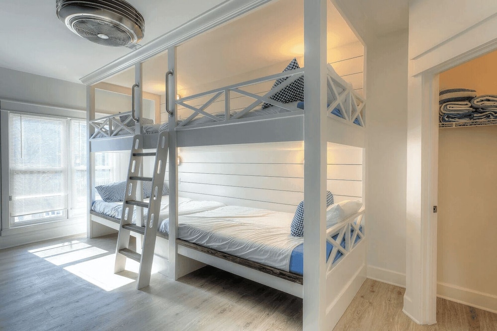 Holiday House by Avantstay Oceanview, Steps to Beach
