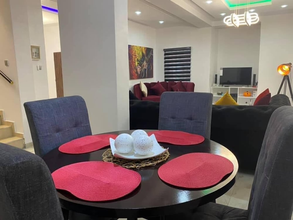 Comforts Court And Apartment