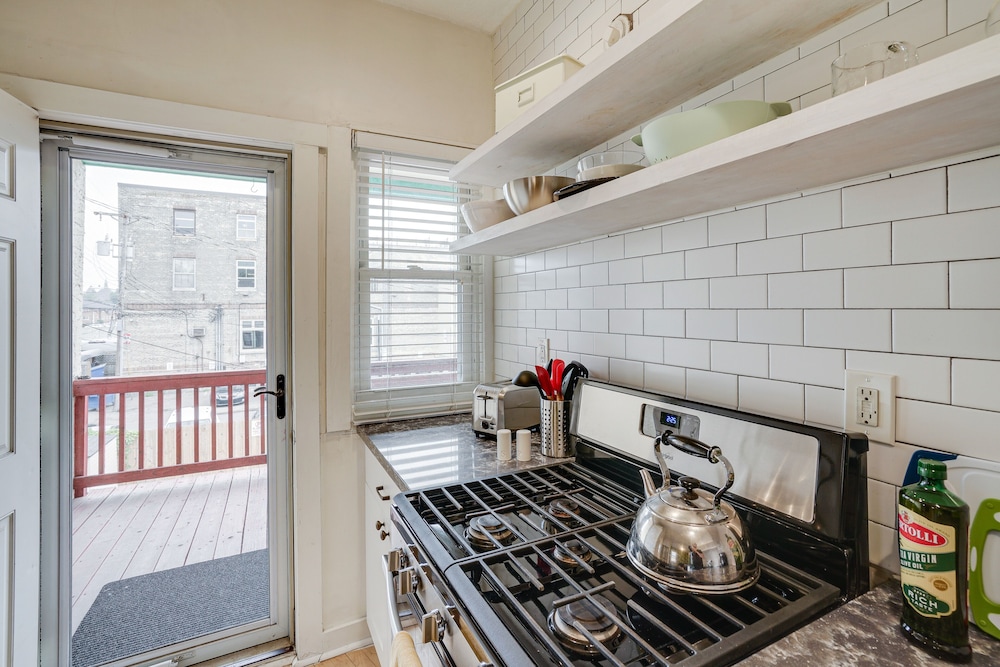 Bright Minneapolis Apartment - 1 Mi to Downtown!
