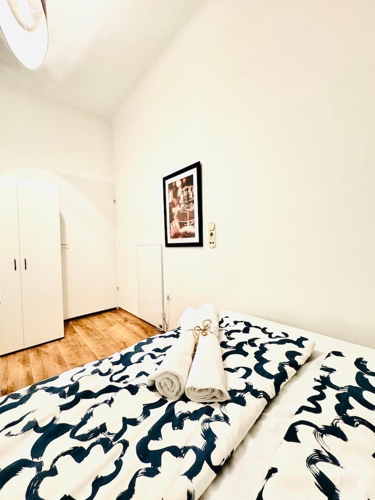 5BR Apt For 10 Walk to Kaufpark Alterlaa